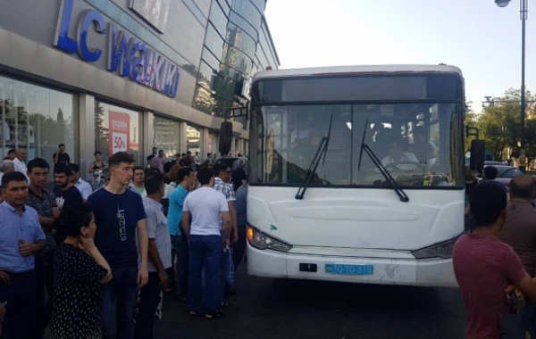 Bakıda metro işləmir, avtobuslar sərnişinləri pulsuz daşıyır - FOTO