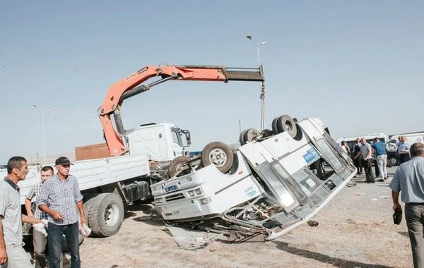 Bakıda DƏHŞƏTLİ QƏZA - avtobus “Kamaz”la toqquşdu - Ölən və yaralananlar var – FOTO