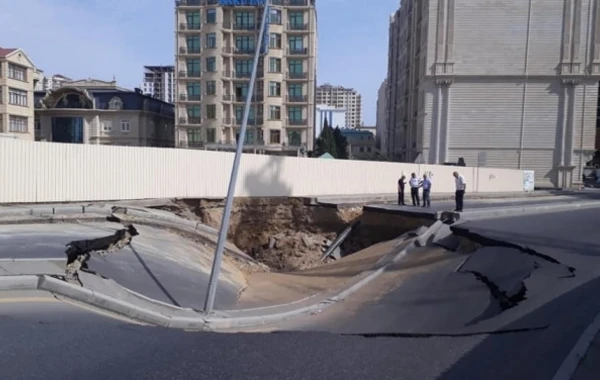 Bakıda yolda baş verən böyük çökmə iki qurumu üz-üzə qoydu