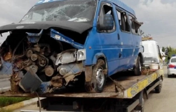 Bakıda mikroavtobus yük maşınına çırpıldı - 10-DAN ÇOX YARALI VAR