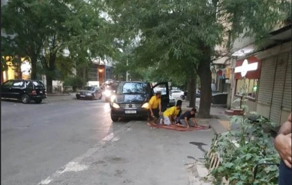 Ərəblər Bakıda küçənin ortasında namaz qıldılar - FOTO