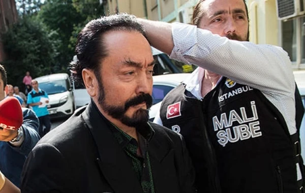 Adnan Oktar dindirildi: "Cib xərcliyimi anamdan alırdım"