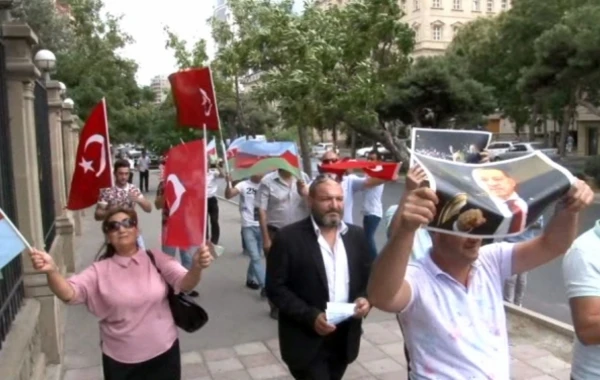 Bakıda Türkiyəyə dəstək aksiyası - küçədə "dollar" yandırıldı (VİDEO)