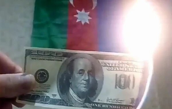 Azərbaycanlıdan Türkiyəyə dəstək mesajı - 100 dolları yandırdı (VİDEO)