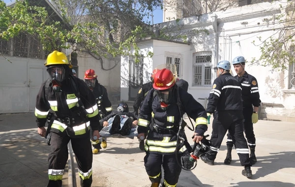 Bakıda yaşayış binasında yanğın olub, sakinlər təxliyyə edilib