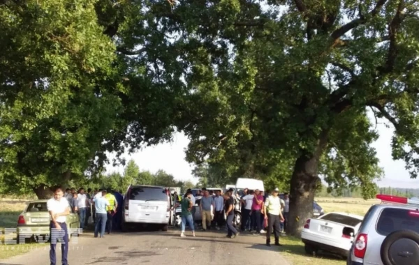 Oğuzda mikroavtobus qəzaya uğrayıb, xəsarət alanlar var - FOTO