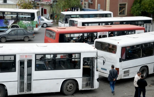 Avtobus sürücüsü sərnişinlərin həyatını təhlükəyə atdı – Bakıda inanılmaz görüntülər – VİDEO