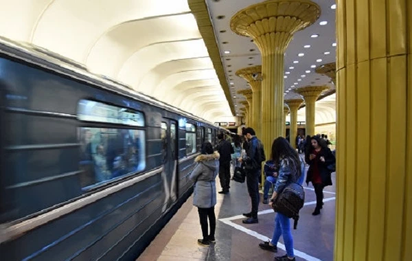 Bakı metrosunda biabırçılıq – Yaşlı kişi gənc qızlara sataşdı – VİDEO