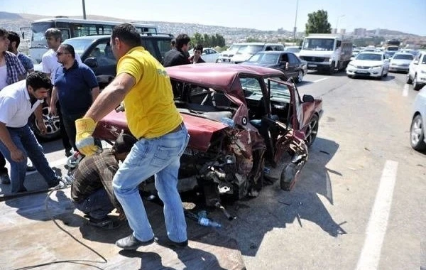 Bakıda ağır qəza: “VAZ” avtobusla toqquşub, ölən və xəsarət alanlar var