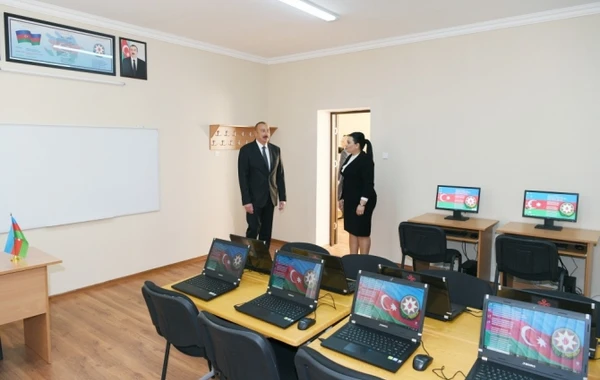 Prezident İlham Əliyev yeni təmirdən çıxan məktəbin açılışında (FOTO)