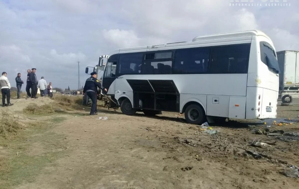 Azərbaycanda sərnişin avtobusu "KamAZ"la toqquşdu - 10 nəfər yaralandı