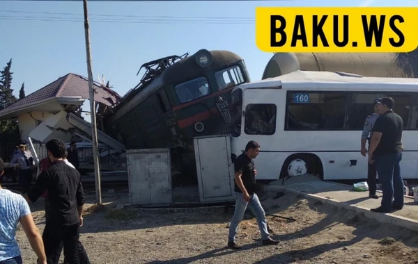 Bakıda qatarla avtobus toqquşdu - ölən və yaralananlar var (YENİLƏNİB, VİDEO)