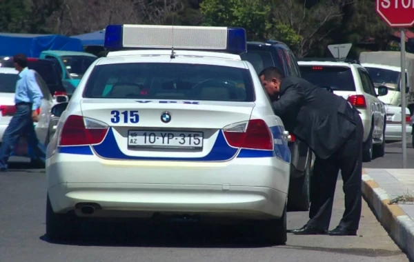 Qoçu sürücü yolu kəsdi, yol polisi dərhal cərimə etdi - VIDEO