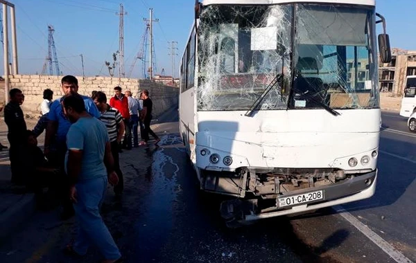 Bakıda iki avtobus toqquşdu – Yaralılar var – FOTO