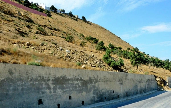 Bakının bu hissəsində böyük təhlükə - Hasarlar uçur