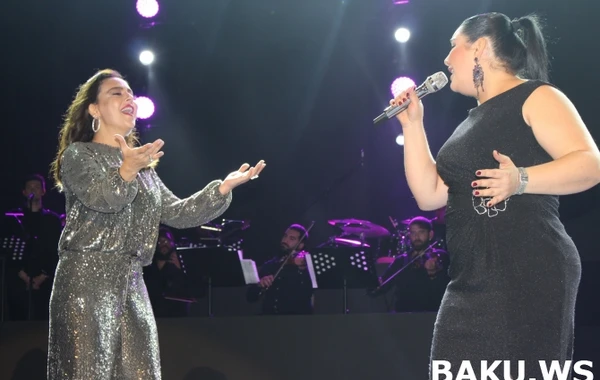 Ebru Gündeş konsertində Aygünlə duet oxudu - VİDEO