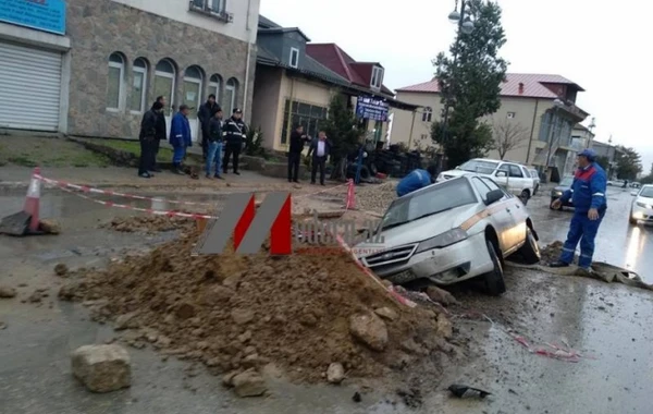 Taksi “Qaraçuxur”da çuxura düşdü