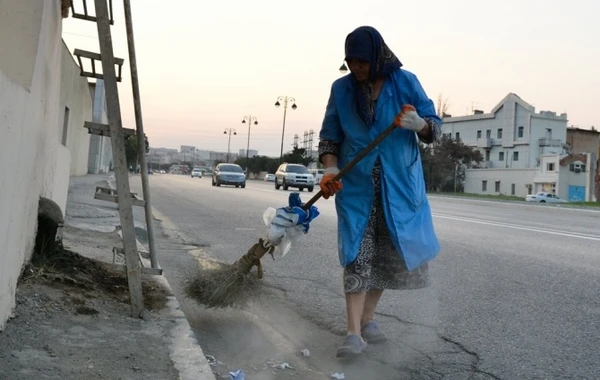 Bakıda daha bir süpürgəçi qadını maşın vurdu