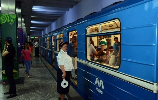 Bakı metrosunda oğlan qızı vurub qatardan platformaya saldı