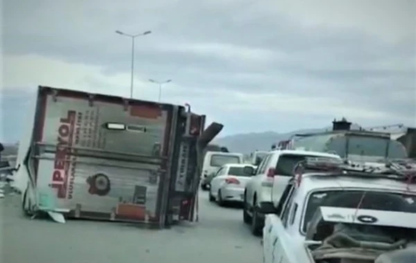 Bakıda güclü küləyin ağır fəsadı - TIR aşdı (VİDEO)