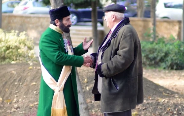 Hacı Zeynalabdin Tağıyev Bakını gəzdi, sakinlərlə görüşdü (VİDEO)