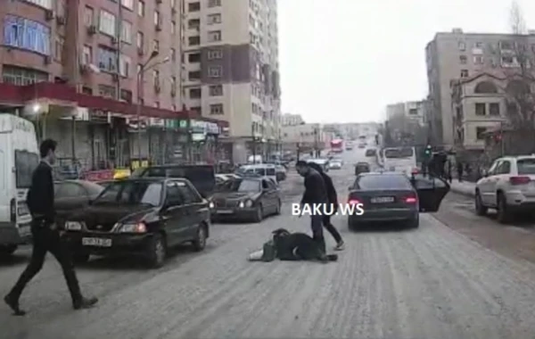 Bakıda qadın özünü maşına belə çırpdı – Ağlagəlməz üsul VİDEO