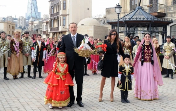 Prezident Novruz bayramı münasibətilə keçirilən ümumxalq şənliyində iştirak edir