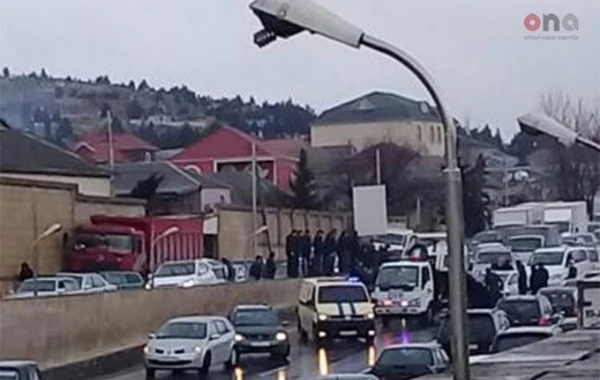 Bakı-Sumqayıt şosesində avtomobil tuneldə arakəsməyə çırpılaraq yanıb - FOTO