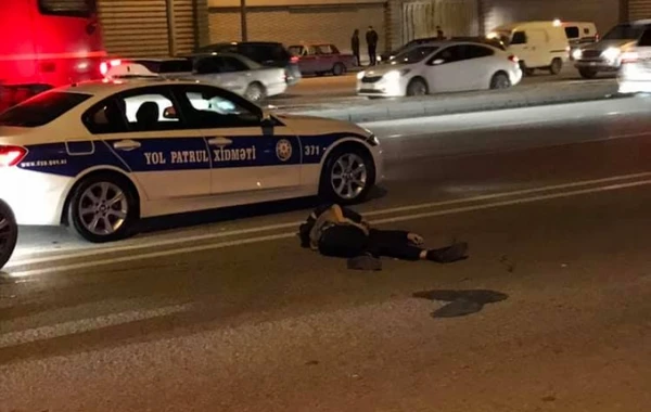 Bakıda maşın yolu keçən piyadanı vurub öldürdü (FOTO)