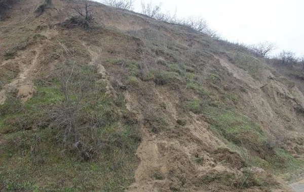 Torpaq sürüşdü, yol bağlandı