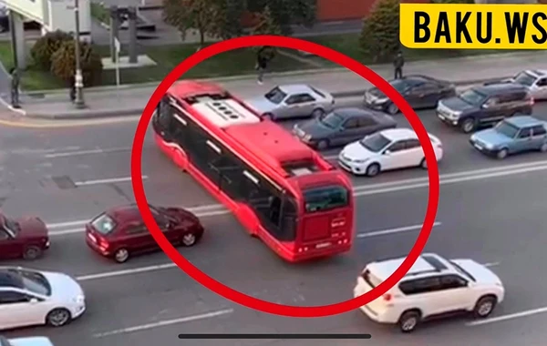 “BakuBus” avtobusu bir manevrlə bütün yolu iflic etdi – VİDEO