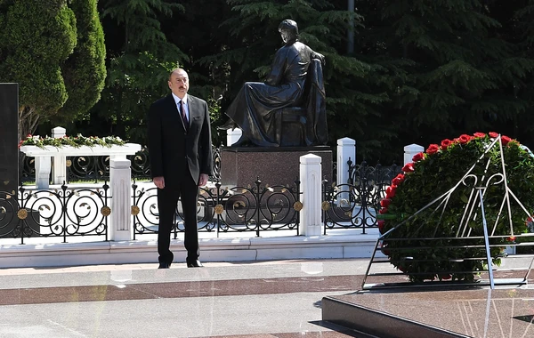 Prezident Fəxri xiyabanda ulu öndər Heydər Əliyevin məzarını ziyarət edib