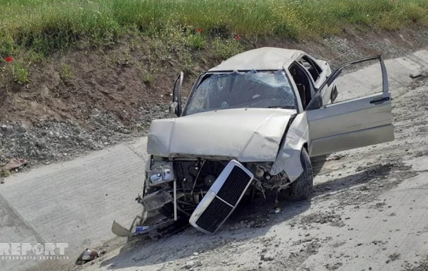 Şamaxıda maşın yoldan çıxaraq aşıb  - iki yaralı var