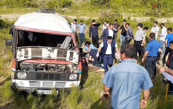 Tələbələrin olduğu mikroavtobus aşdı - 22 yaralı, 2 ölü  - FOTO (YENİLƏNİB)