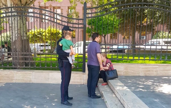 Bakı polislər ana və körpəsini xilas etdilər – FOTO