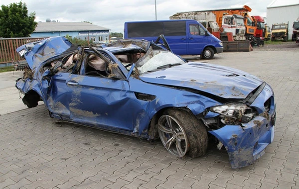 Bakıda "BMW" "KaMAZ"la toqquşdu - DƏHŞƏTLİ QƏZA (VİDEO)