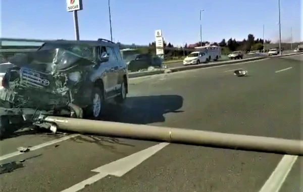 Bakıda "Toyota" qarşı yola keçib işıq dirəyinə çırpıldı