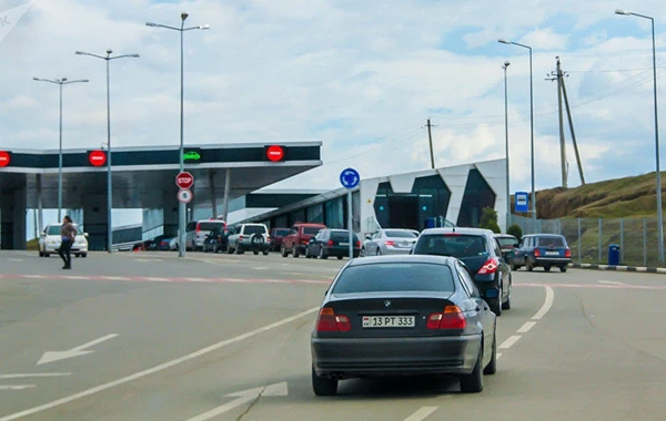 Gürcüstan sərhədçiləri erməniləri aparan avtobusu saxladı