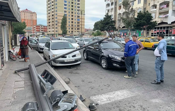 “JEEP” işıqfora çırpıldı: bir neçə maşına ziyan dəyib – FOTO