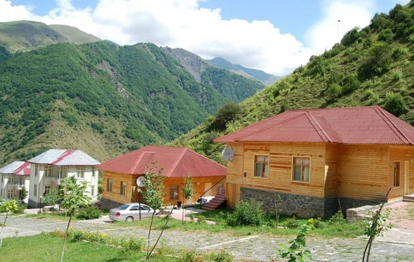 Dostunu ziyarətə gələn turist Şəkidə öldü