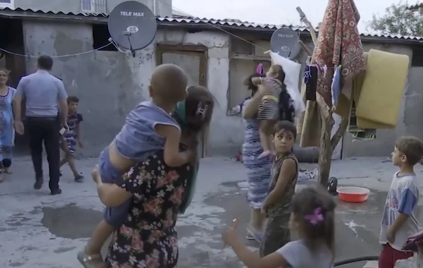 Bakıda polislər qaraçıların evinə basqın etdi - dəhşətə gətirən mənzərə - VİDEO