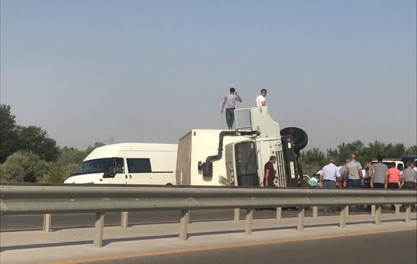 “Kamaz” “190”ı vurdu, özü aşdı - Ələt-Astara yolunda qəza – VİDEO