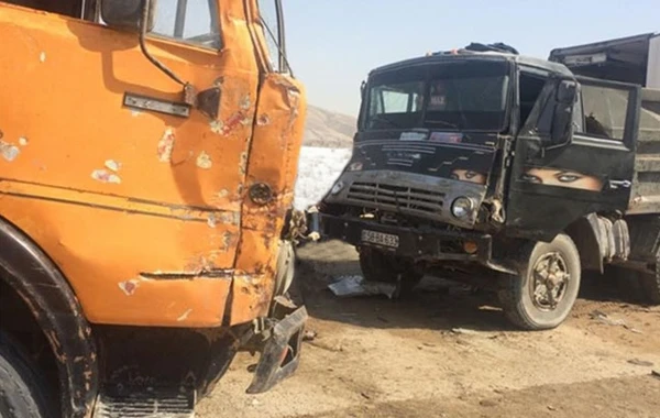 Sabirabadda iki Kamaz toqquşdu - Ölən və yaralanan var