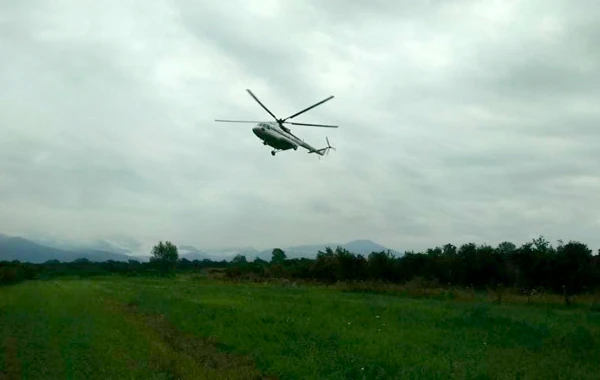 Azərbaycanlı qadın məmur sakinlərlə görüşə helikopterlə gəldi