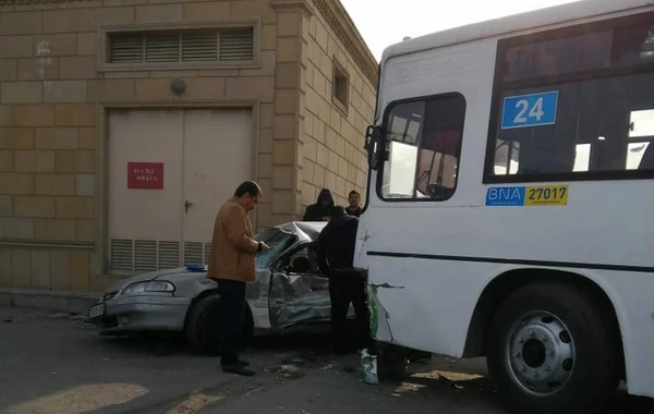 Bakıda sərnişin avtobusu iki avtomobili əzdi - VİDEO