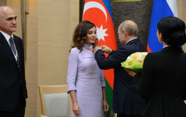 Putin Mehriban Əliyevanı “Dostluq” ordeni ilə təltif edib - FOTO