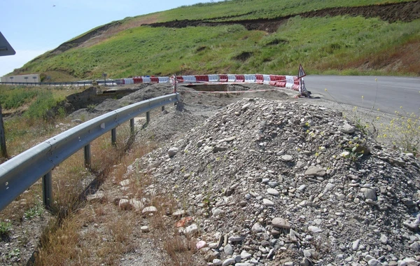 DİQQƏT! Bakıda bu yol sürüşmə səbəbindən hərəkətə bağlandı