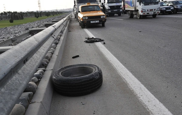 Bakıda “Hyundai” yol kənarına aşıb, ölən var