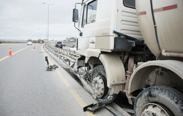 “Shachman” beton plitəyə çırpıldı, sürücü ölümdən döndü