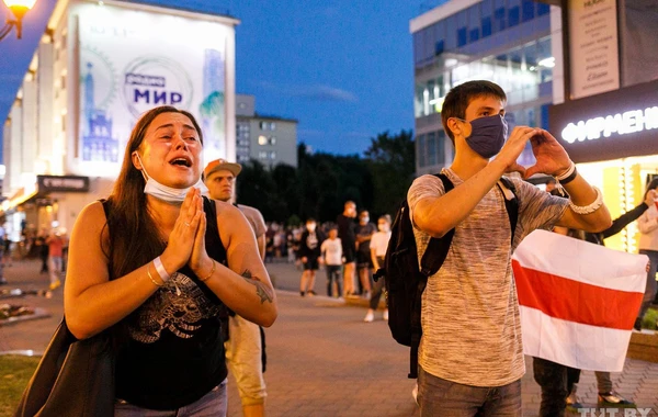 Belarusun müxalif lideri ölkəni tərk etdi - Aksiyalarda bir nəfər ölüb - FOTO